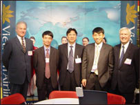 Ông Richard Liêm (đứng giữa) trong một buổi giới thiệu du lịch Việt nam