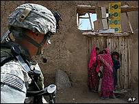 کودکان افغان و سرباز ائتلاف در ولایت زابل