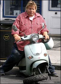 Jamie Oliver com roupa de látex