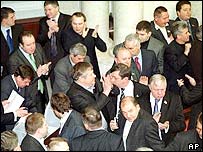 Депутати Верховної Ради аплодують після ухвалення змін до Конституції