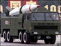 मिसाइल ढोता ट्रक