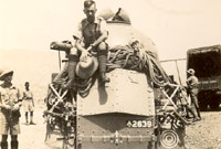 Milwyr ar ben tanc yng ngogledd Affrica (Phil Jones o Fetws-y-coed )