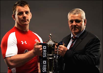 Capten Cymru Matthew Rees ac hyfforddwr Cymru Warren Gatland