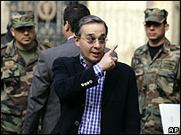 Presidente Álvaro Uribe gesticula antes de votar em Bogotá