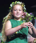 Un o ferched y ddawns flodau yn seremoni y Coroni