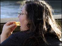 Cips yiyen bir kadın