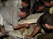 enkaz altında yakınlarını arayanlar (Arşiv)