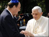 پاپ بنديکت شانزدهم در بازديد از کنيسه کلن مورد استقبال يکی از رهبران يهوديان آلمان قرار می گيرد