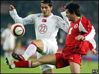 مصاف بازيکنان ترک و سوئيسی برای ربودن توپ