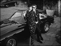 Steve McQueen, com a modelo Peggy Moffit, era um colecionador de carros