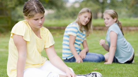 Merch yn cael ei bwlio