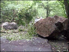 Giao thông bị gián đoạn vì động đất