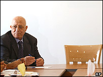 Premiér na zasedání Palestinské bezpečnostní rady vedle volného křesla, kde sedával Jásir Arafat