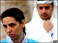 Rola Dashti (esq.), ativista pelos direitos da mulher no Kuwait