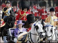 Rainha e o príncipe Philip desfilam em carruagem aberta