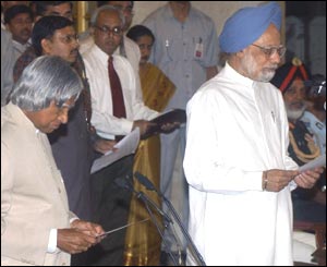 मनमोहन सिंह ने शपथ ली