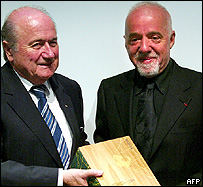 O presidente da Fifa, Joseph Blatter, e o escritor Paulo Coelho