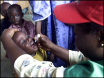 Criança a ser vacinada contra a pólio na Nigéria