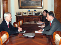 În urma întâlnirii la Bucureşti cu William Hill, şeful misiunii OSCE la Chişinău, Mircea Geoană îşi exprima speranţa că Rusia va fi mai hotărâtă în respectarea angajamentelor de retragere din Transnistria. 