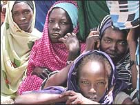 Darfur'da evlerini terk etmek zorunda kalan insanlar
