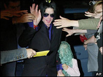 Michael Jackson chega acompanhado de um de seus filhos para visita ao museu Madame Tussauds, em Londres