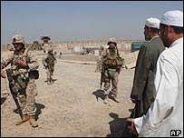 Soldados americanos em patrulhaem Bagdá