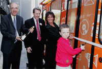 Sion Jones yn torri'r rhuban gyda'r Athro Gareth Roberts o'r Brifysgol, Keith Jones o'r BBC a Meri Huws o Fwrdd yr Iaith