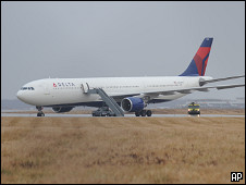 الطائرة تقف في مطار ديترويت