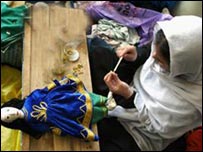 وړه ماشومه له نانځکې سره لوبې کوي