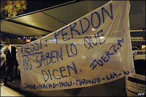 Algunos aficionados tratan de calmar la ira de su ídolo