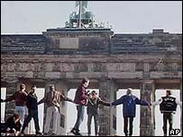Alemães comemoram a queda do Muro de Berlim, em 1989