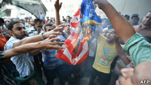 Bandeira dos Estados Unidos sendo queimado / AFP