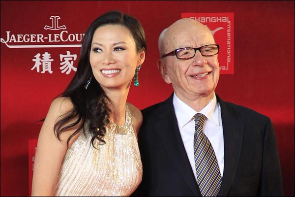 Ông Rupert Murdoch và vợ, bà Wendi Deng ở liên hoan phim Thượng Hải tháng 6/2011