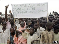 Darfur'da uluslararası barış gücü isteyenlerin gösterisi.