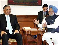 بھارتی وزیراعظم منموہن سنگھ اور ان کے ہم منصب شوکت عزیز