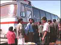 افغانهای ساکن ايران در راه بازگشت به کشورشان (عکس از آرشيو) 