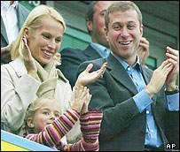 رومن آبراموويچ، ثروتمندترين مرد بريتانيا در کنار همسر و دخترش