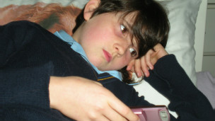 使用手机的英国儿童