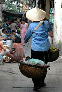 Phụ nữ gánh gồng