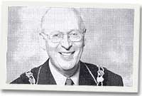 Cadeirydd newydd Cyngor Bwrdeistrefol Caerffili