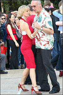 游客跳起了探戈舞