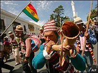 Índios Quechua protestam perto do prédio da Assembléia Nacional em Sucre 