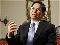 Ông Triết trong một lần phỏng vấn thông tấn Hoa Kỳ ở Washington DC