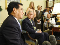 Chủ tịch Nguyễn Minh Triết và Tổng thống George W. Bush đã trao đổi với báo chí