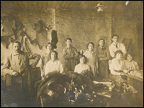 索罗门和家人在皮毛作坊里