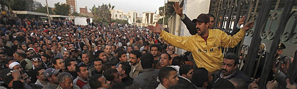 Photo showing crowds of people gathered outside the hospital in Suez