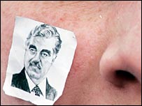 Yanağında Hariri çıkartması taşıyan bir Lübnanlı