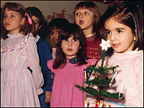 صبا درخت کريسمس را در دست دارد