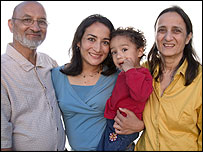 असरा नोमानी अपने परिवार के साथ