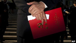 手持选票夹的十八大代表